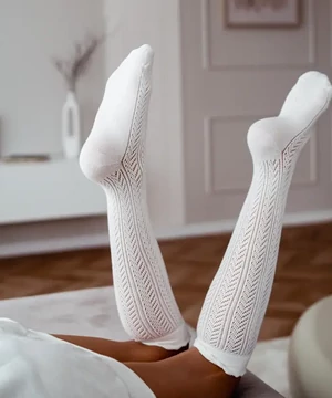 Női térdzokni ekrü csipkés