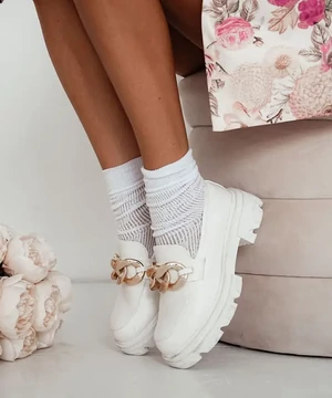 Fehér csipke zokni